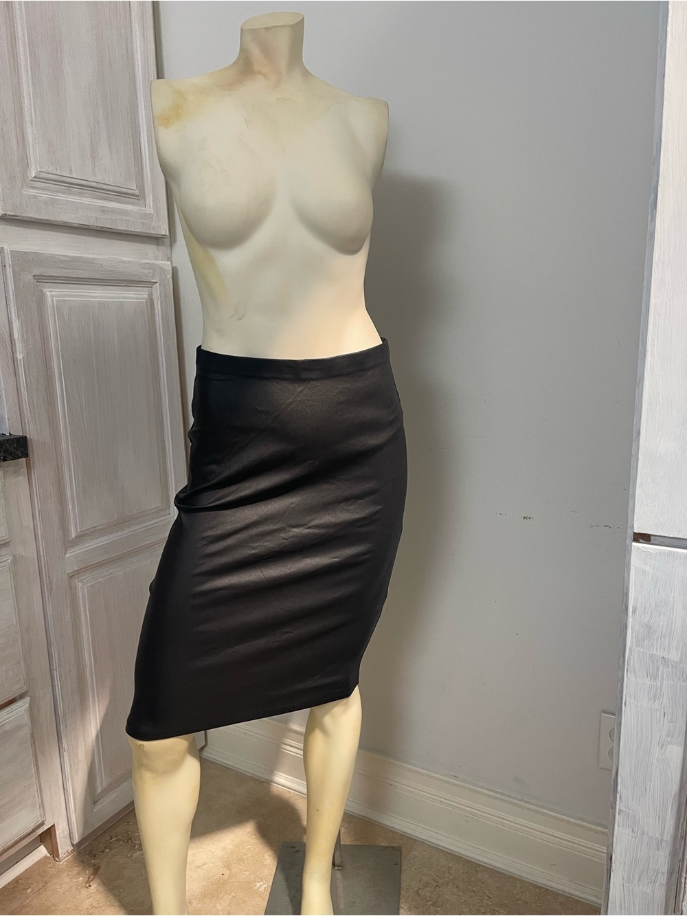 OFFICE ATTIRE PENCIL SKIRT BY HAUTE MONDE VERY STRETCHY WAXED DENIM LOOK SIZE L
